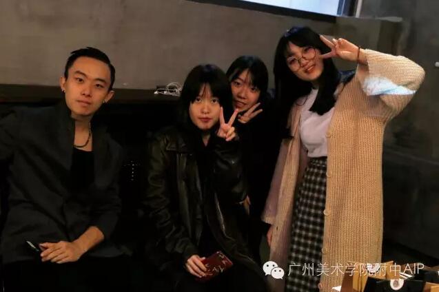 爱心手工坊作品义卖团的学生志愿者 爱心手工坊作品义卖团的学生志愿者
