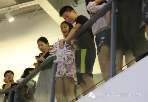 如何让一个鸡蛋做自由落体运动而不破 如何让一个鸡蛋做自由落体运动而不破