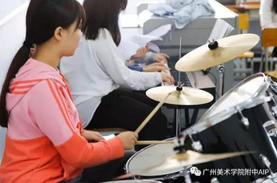 广美附中aip学生在敲打架子鼓 广美附中aip学生在敲打架子鼓