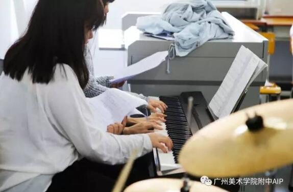 广美附中aip学生在弹奏钢琴