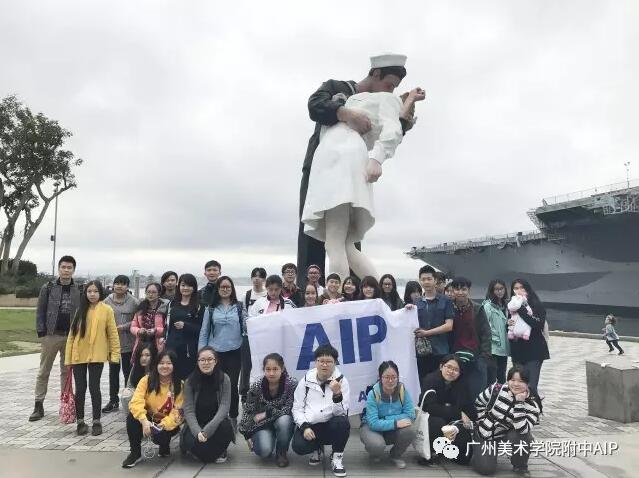 AIP游学团在胜利之吻雕塑前留影