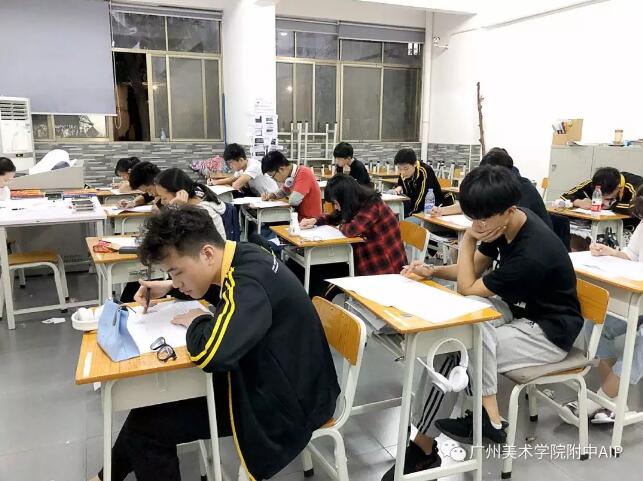 4月10日、11日，高一年级在晚自习时间进行了本学期4月英语月考，同学们开学以来的英语学习成绩都得到了阶段性检验。