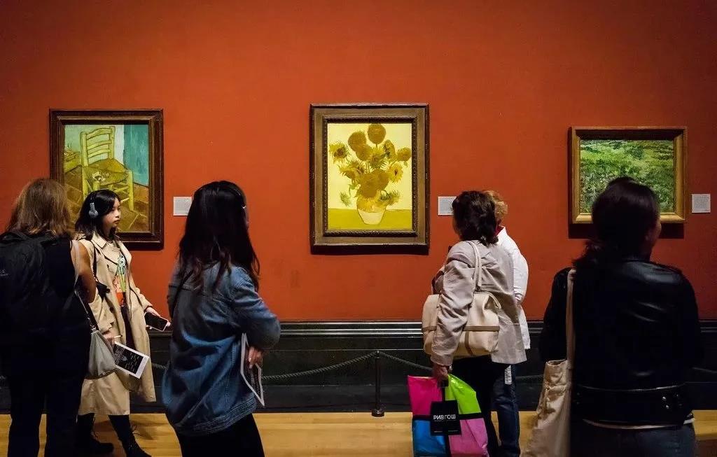 　　希望通过明亮的光线和鲜艳的颜色进一步实现绘画办法现代化的文森特·梵高，于1888年移居法国南部的阿尔勒。在等候保罗·高更的到来之时，梵高在八月用向日葵画了四幅静物画。 两幅最重要的著作之一是一束黄色布景下的向日葵花束（现已藏在伦敦英国国家美术馆中），另一幅是一束绿松石布景墙上的花束(现已隐藏在慕尼黑新绘画陈列馆中), 距今现已有100多年的前史了.这两件画作经历了第二次世界大战和许多危机。 在二战结束75周年的今日，咱们来回看这两幅《向日葵》是如何走运的躲过战役，留存至今。 　　走运避免出售 　　曾藏于新天鹅堡的《向日葵》 　　观看艺术画作的希特勒 　　众所周知，希特勒鄙视大多数现代艺术，并称其为“颓废艺术”，在那时，这样的艺术品是被制止的，其时的纳粹政权只允许表现“德意志精神”的作品存在。被纳粹政权认定为颓废艺术家则会受到法律制裁，也会被制止展览。由非德国、犹太人创造或有共产主义颜色、抽象主义、特别是由多位艺术家组成的表现主义艺术组织桥社在那时都被认为是堕落且有毒害的艺术。 　　梵高的自画像在1939年被拍卖，以4万美元的价格售出 　　在20世纪30年代末，许多德国博物馆被逼出售梵高的画作，有六幅分别在柏林、法兰克福、科隆和慕尼黑的梵高著作被逼出售，目的是为纳粹政权筹措外汇。这其间就包含那时在慕尼黑的梵高自画像，现藏于哈佛艺术博物馆。 　　文森特·梵高，《献予高更的自画像》，1888年，现藏于哈佛艺术博物馆 　　作为新绘画陈列馆收藏的一部分，梵高的《向日葵》躲过了此次劫难。虽然专心研究梵高的学者马丁·贝利发现有两位艺术品经纪人Otto Kallir-Nirenstein 和César de Hauke曾经秘密接近美术馆，企图购买画作。但博物馆馆长顶住压力，把著作关进了储藏室。 　　文森特·梵高，《青绿色布景前的向日葵》，1888年，现藏于慕尼黑新绘画陈列馆 　　1939年9月，第二次世界大战迸发，因为担心德国城市会遭到敌方轰炸，9月底，包含《向日葵》在内的藏于新绘画陈列馆的一系列著作被转移至新天鹅堡。这座卢特维希国王童话般的城堡坐落靠近奥地利边境的阿尔卑斯山脚下，在那里，这批来自慕尼黑的绘画著作一直保存至战役完毕。 　　德国新天鹅堡 　　1945年春天，当盟军前进德国时，纳粹为避免这些宝贵的艺术品落入敌人手中，策划了一项计划：摧毁新天鹅堡，所幸指令终究无实行。前旧金山博物馆馆长托马斯·豪在美国军队抵达的两天之后抵达城堡，并被堆满了仆人房间的新绘画陈列馆收藏著作所惊讶。 　　将这批著作运回慕尼黑是一项重要的物流作业，《向日葵》直至1946年才被运回慕尼黑。那时，冬季的雪现已融化，二战的欧洲胜利日现已过去了将近一年。 　　坐落慕尼黑的艺术之家。重建新绘画陈列馆花了至少36年时刻，直至1981年，《向日葵》才回到了其最初的家——新绘画陈列馆。 　　2018年末，新绘画陈列馆因严重翻修而关闭，2025年之前不会从头敞开。与此同时，《向日葵》与其他慕尼黑现代艺术的亮点著作一同暂时于老绘画陈列馆展现，因为新式冠状病毒的影响，老绘画陈列馆关闭了一段时刻，已于5月12日从头敞开。 　　伦敦、斯科费尔峰、农舍 　　转辗多处终回伦敦的《向日葵》 　　文森特·梵高，《黄色布景前的向日葵》，1888年，现藏于泰特美术馆 　　而另一幅坐落伦敦的《向日葵》自1924年被泰特美术馆购藏，之后就便在坐落伦敦皮姆利科区域的泰特美术馆展现。因为其时局势的极度严重，美术馆曾在1939年9月3日战役迸发的前几天闭馆。 　　英国前首相温斯顿·丘吉尔在谈论战时的英国艺术珍宝时曾说过一句名言：“把它们藏在窟窿和地窖里，但一幅画也不能离开这个岛。”那是1940年，但其时英国与盟军的局势看起来并不客观，人们担心伦敦可能会遭到地毯式轰炸，终究被德国纳粹占领。因此藏于伦敦的《向日葵》与慕尼黑的那幅命运类似，终究被藏于一座城堡内。 　　二战期间，为了避免宝贵艺术品落入敌军手中，温斯顿·丘吉尔制作了多处藏艺术品的秘密地点，其间包含坐落英国威尔士郡的Manod采石场，并有工程师专业控制秘密地点的湿度 　　泰特美术馆的策展人将梵高的著作与约翰·康斯特勃、埃德加·德加和莫里斯·郁特里罗等艺术家的著作装进一个板条箱，并用火车从伦敦市中心的尤斯顿火车站运至英国坎布里亚郡的港口Ravenglass区域，然后经过卡车运至坐落英国湖区的蒙卡斯特城堡，这座城堡坐落于英国最高的山脉斯科费尔峰脚下，是潘宁顿宗族800多年来的家。 　　蒙卡斯特城堡 　　《向日葵》与其他泰特美术馆的画作一同存放在蒙卡斯特城堡一楼的一间大房间中，两年之后，泰特美术馆的作业人员认为梵高的著作需求紧急修正，这项作业被托付给了赫尔穆特·鲁赫曼，一位逃离了纳粹的德国文物修正大师。那时他居住于格拉斯哥北部朝塞斯山脉脚下的一间农舍里。《向日葵》送来后，鲁赫曼将它挂在了自己朴素的客厅里，周围还有一幅威廉·特纳的画作以及另一幅从泰特美术馆送来的印象派画家詹姆斯·惠斯勒的著作。他后来回想道：“那是一个不错的系列，为咱们战时的流亡日子增色不少！” 　　赫尔穆特·鲁赫曼是最早运用牙医东西进行艺术品修正的修正师 　　因为处于战役时期，鲁赫曼只能迁就运用修正设备和东西，当他尝试重裱画布时，他用了奶酪刨丝器在画布反面撒上蜡粉作为粘合剂，然后用熨斗加热新画布的反面，最后，鲁赫曼会用牙医所运用的抛光东西，压平不平整的颜料。 　　1945年战役完毕后，泰特美术馆作业人员开端将著作运回伦敦 　　修正完毕后，《向日葵》回到蒙卡斯特城堡，直至1945年10月被运回伦敦。此前泰特美术馆疏散著作的举动可谓明智，因为在1940年至1941年间，泰特美术馆所在的米尔班克大楼在轰炸中遭到严重损坏，弹片的损坏在今日建筑的外部依然可见。 　　1940年，泰特美术馆的外部墙面和屋顶在轰炸中遭到损坏 　　1955年，泰特美术馆从法律上与英国国家美术馆分离，成为一个彻底独立的机构。在1961年时，部分著作被从米尔班克大楼的泰特美术馆转移至特拉法加广场北面的英国国家美术馆，其间就包含《向日葵》。 　　1941年，战时的英国国家美术馆外部 　　很快，梵高的这幅静物画成为了英国国家美术馆中最受欢迎的著作，据说，《向日葵》前面的地板是整个美术馆中磨损最严重的。现在，英国国家美术馆因为新式冠状病毒疫情的影响，仍处于闭馆状态。