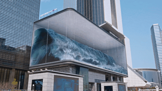 迎面而来的“海浪”：街头巨型艺术装置