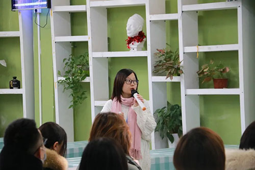 广美附中AIP国际艺术高中市场部招生主任马老师与来访家长分享