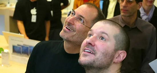 诺森比亚大学校友Sir Jonathan Ive (苹果前高级副总裁)与乔布斯