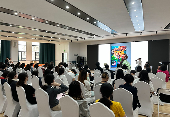 邓雅淳师姐在报告厅给同学们进行分享2