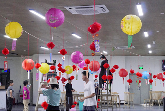 老师们提前布置场地，满满的氛围感