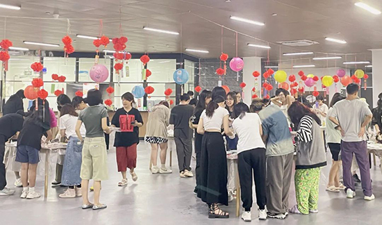 全体师生齐参与一起做月饼