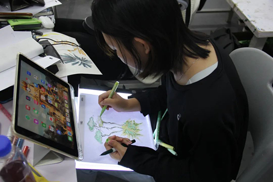 学生使用定位尺、遮光台创作