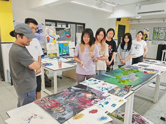 GISA国际艺术高中专业导师黄周妥为学生点评作品