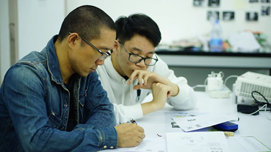 专业导师在对学生进行一对一指导