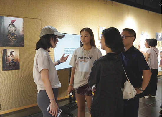 作品展区专业老师及同学在给参展访客讲解作品 作品展区专业老师及同学在给参展访客讲解作品