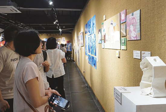 访客观看展区作品 访客观看展区作品