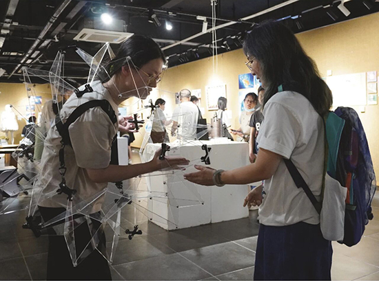 2026AIP毕业生万骞再给家长讲解作品创作理念 2026AIP毕业生万骞再给家长讲解作品创作理念