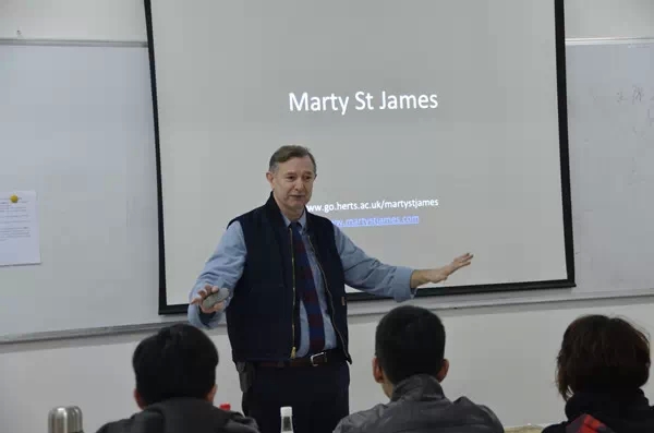 赫特福德大学研究生课程主任Marty到访AIP