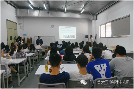 Jim和Gary教授给毕业班的学生介绍了UCA的学校情况,且进行了作品集辅导 Jim和Gary教授给毕业班的学生介绍了UCA的学校情况,且进行了作品集辅导