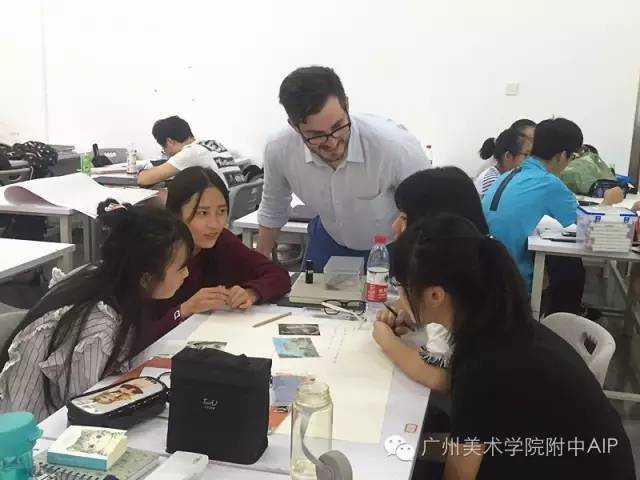 英国创意艺术大学(UCA)导师Gary和Jim给2016级新生带来《STORY STORY STORY》的workshop体验课程,让新生尝试以小组形式合作做作业。 英国创意艺术大学(UCA)导师Gary和Jim给2016级新生带来《STORY STORY STORY》的workshop体验课程,让新生尝试以小组形式合作做作业。
