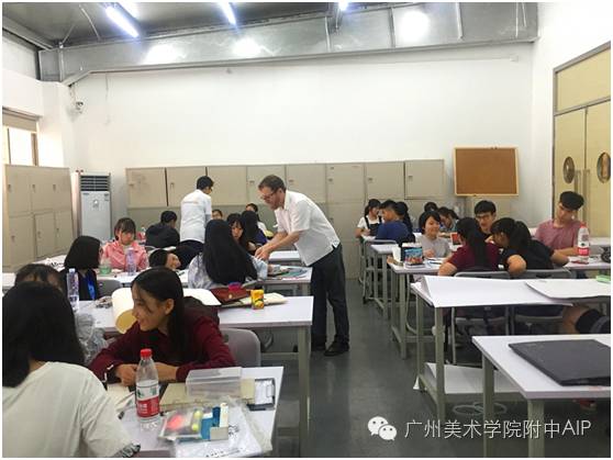英国创意艺术大学(UCA)导师Gary和Jim给2016级新生带来《STORY STORY STORY》的workshop体验课程,让新生尝试以小组形式合作做作业。 英国创意艺术大学(UCA)导师Gary和Jim给2016级新生带来《STORY STORY STORY》的workshop体验课程,让新生尝试以小组形式合作做作业。