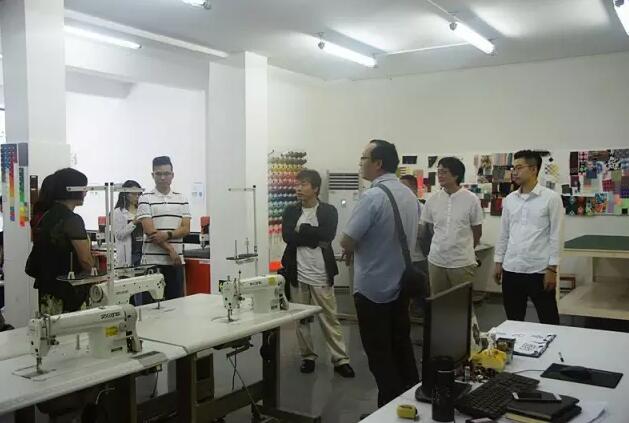 AIP负责人带领来访人员参观AIP国际部的实训室 AIP负责人带领来访人员参观AIP国际部的实训室