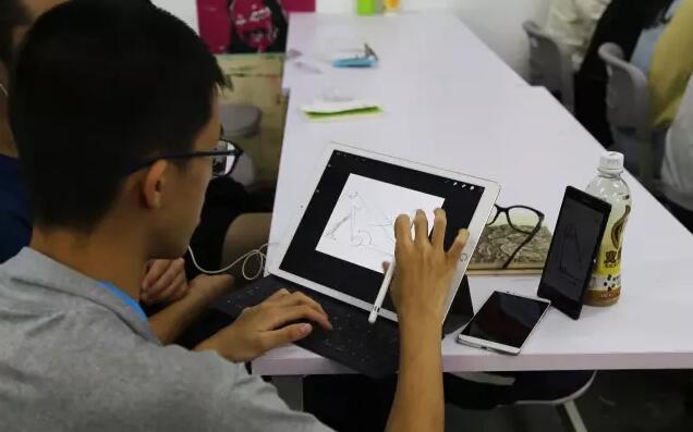 学生们正在进行即兴创作 学生们正在进行即兴创作