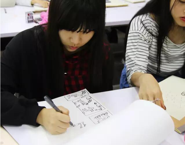 学生们正在进行即兴创作 学生们正在进行即兴创作