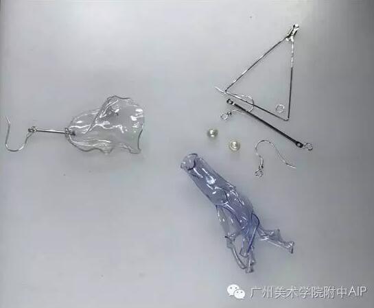 给剪好的塑料瓶做好造型之后,开始动手制作个性十足的首饰 给剪好的塑料瓶做好造型之后,开始动手制作个性十足的首饰