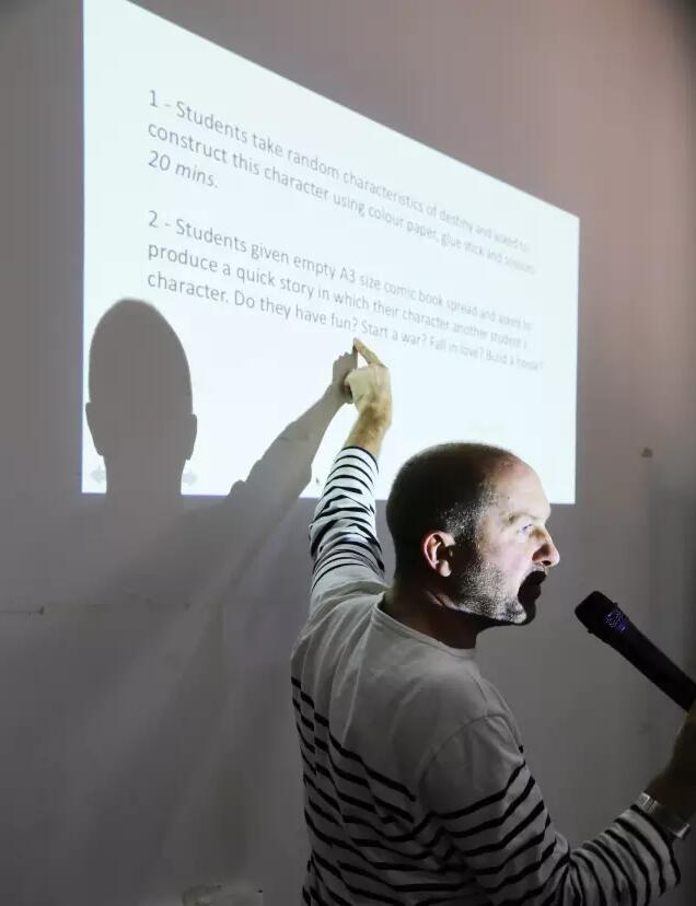 英国伯恩茅斯艺术大学教授Joel讲解workshop中的设计步骤 英国伯恩茅斯艺术大学教授Joel讲解workshop中的设计步骤