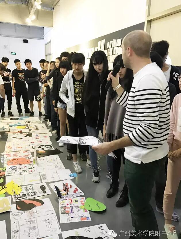 学生们纷纷展现自己的作品 学生们纷纷展现自己的作品