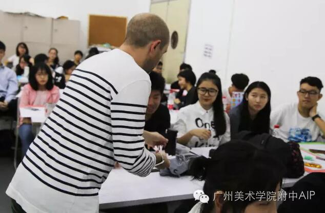 英国伯恩茅斯艺术大学教授Joel发放写有各种“性格特征”的纸条 英国伯恩茅斯艺术大学教授Joel发放写有各种“性格特征”的纸条