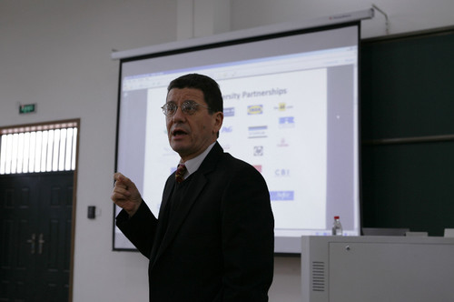 英国考文垂大学Andrew Beck教授来我校讲座并评估作品集 英国考文垂大学Andrew Beck教授来我校讲座并评估作品集