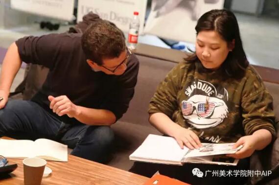 学生与Andrew教授分享自己作品 学生与Andrew教授分享自己作品