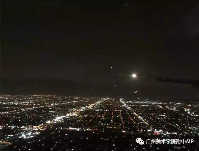 经过十几个小时辗转的飞行，看着飞机机翼的航行灯，伴着城市夜幕的明灯，我们知道即将抵达繁华的洛杉矶。