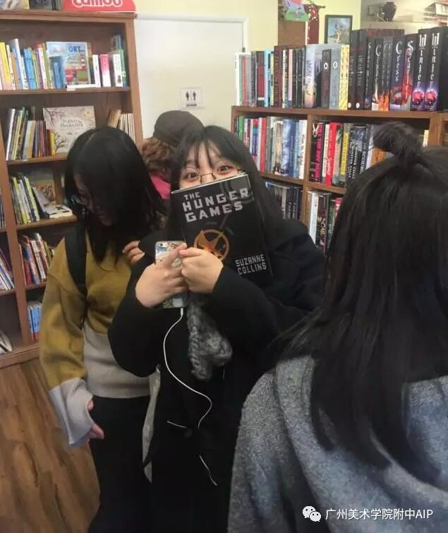 我们游览着关于这座城的历史故事,逛着小店,感受着这里的自然景观与人文气息 我们游览着关于这座城的历史故事,逛着小店,感受着这里的自然景观与人文气息
