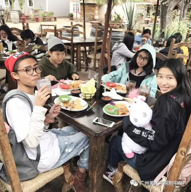 在体验完一天加州的老城文化后,同学们前往品尝特色墨西哥风味餐食。 在体验完一天加州的老城文化后,同学们前往品尝特色墨西哥风味餐食。