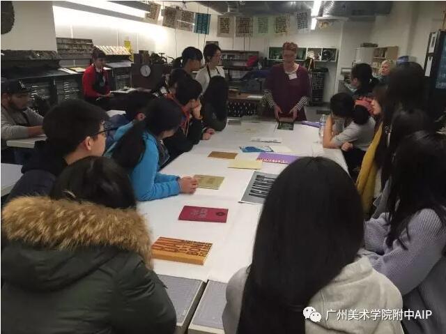 同学们在现场体验活字印刷技术 同学们在现场体验活字印刷技术