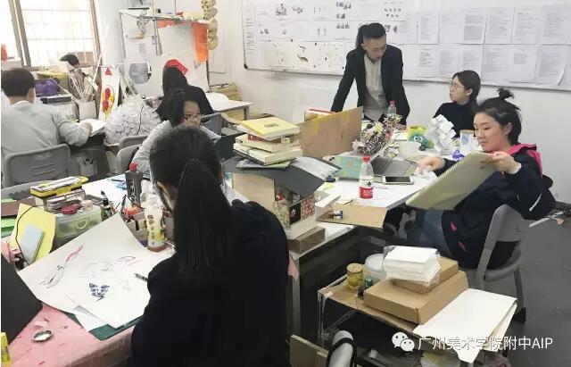 专业老师正在指导同学们的作品集 专业老师正在指导同学们的作品集