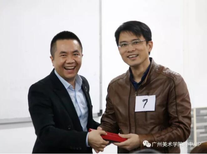 AIP语言中心的主任鄢晓标老师来进行了一场小型却仍开心十足的颁奖。