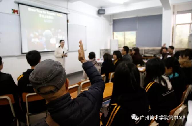 准备好后，家长们纷纷上场演讲，字字句句间满带爱意地向在场的各位讲述着自己的孩子