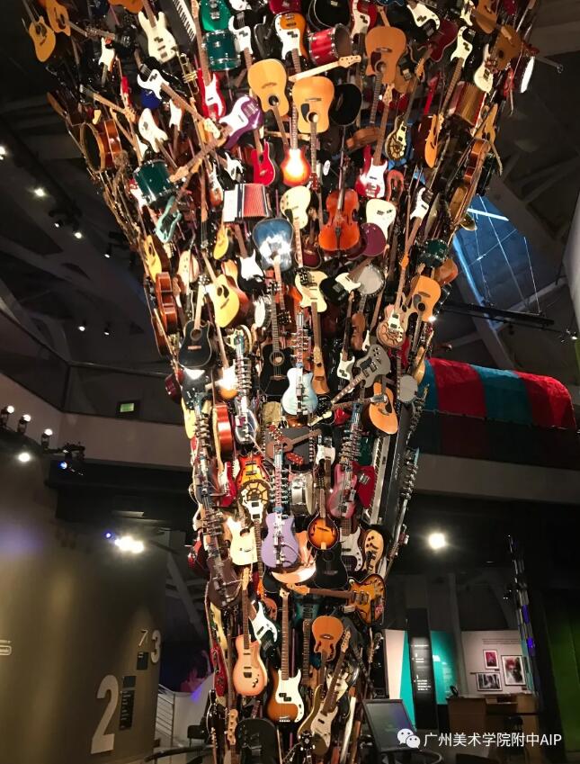倾泻而下的一“堆”吉他，是这个博物馆的镇馆之宝