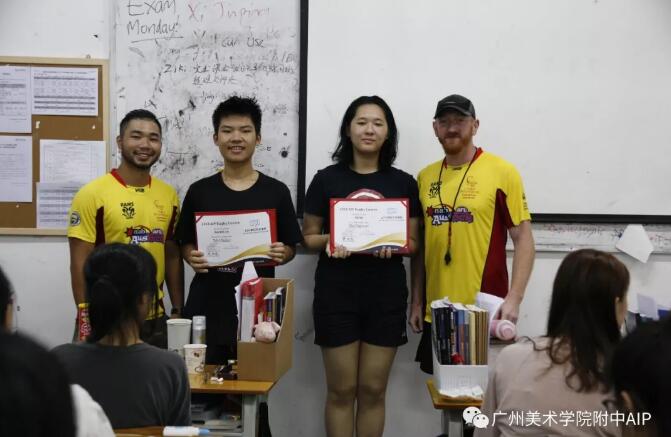 因暴雨突降这一不可抗的天气因素,故部分同学的颁奖改由课室进行 因暴雨突降这一不可抗的天气因素,故部分同学的颁奖改由课室进行