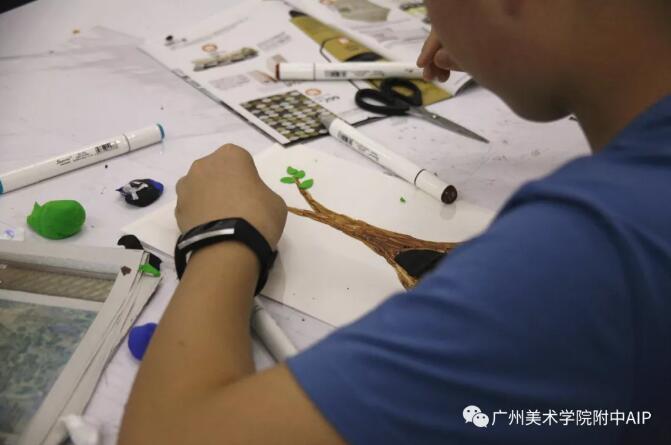 在专业课老师的指引下，大家用画笔、黏土、报纸等材料，以“梦想的家园”为主题进行创作。凭着脑海中的美好想象