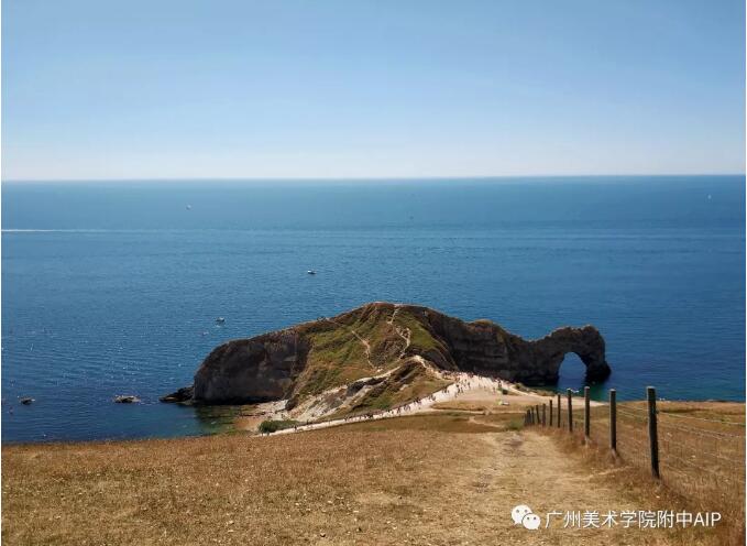 踏着绵软的草原小道，看着无边的海天相接，走向海岸最好的观景处图2