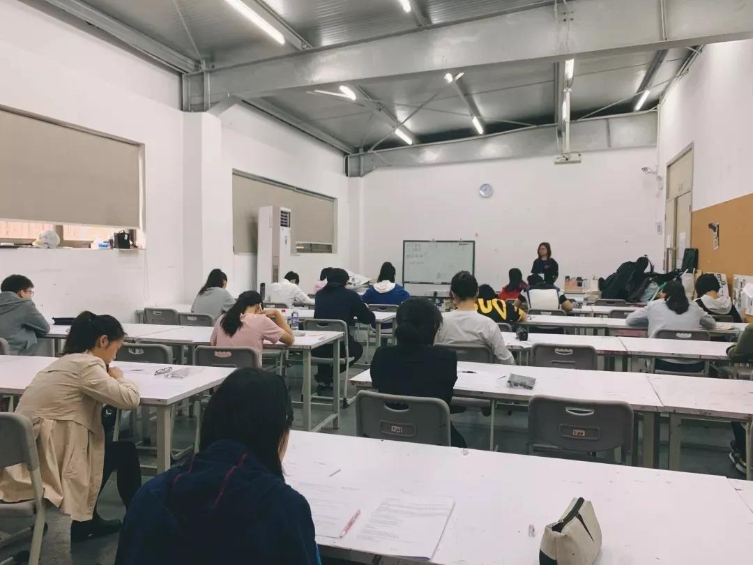 报名入学考试的学生正在参加aip英语考试