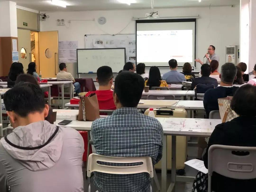 招生办刘哲麟老师正在为学生家长们讲解AIP国际艺术高中课程体系