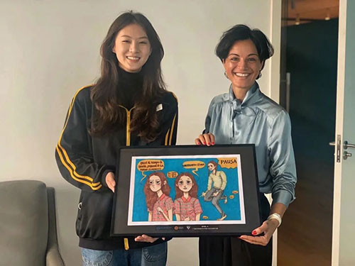 广州美院附中AIP意大利国际艺术高中G11年级学生殷梓嘉与白露茜领事合影留念