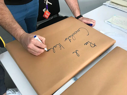广州美院附中AIP意大利国际艺术高中外教Marco在赠礼包装上写下对意大利驻广州领事馆的祝福语
