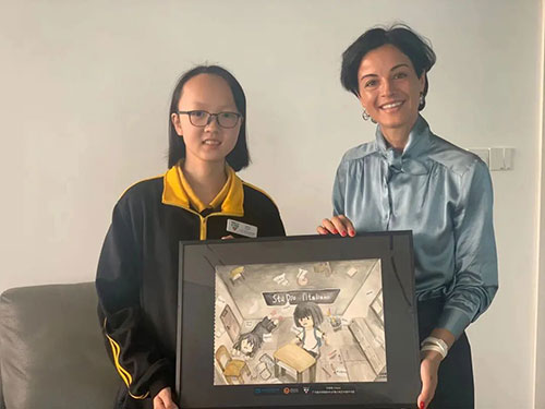 广州美院附中AIP意大利国际艺术高中G11年级学生汪佳榕与白露茜领事合影留念