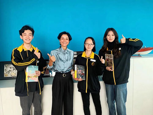 广州美院附中AIP意大利艺术高中学生代表手持往届活动漫画周刊与白露茜领事合影留念