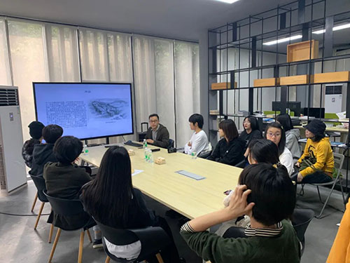 广州美院附中AIP高一、高二班级的同学与华侨城盒子美术馆策展人冀然一起展开为期两天的艺术交流活动并讲解展品
